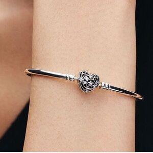 PANDORA Celestial Heart Clasp Bangle
Sterling silver size 7.5 in , 8.3 in